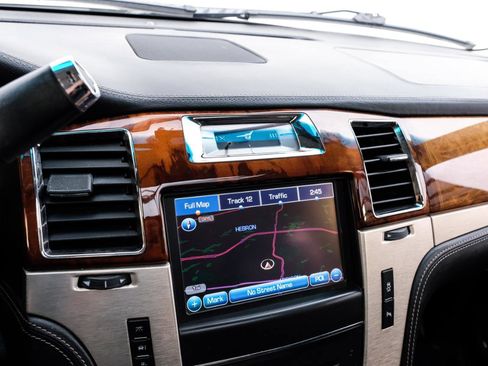 Used 2013 Cadillac Escalade Platinum RWD image 32