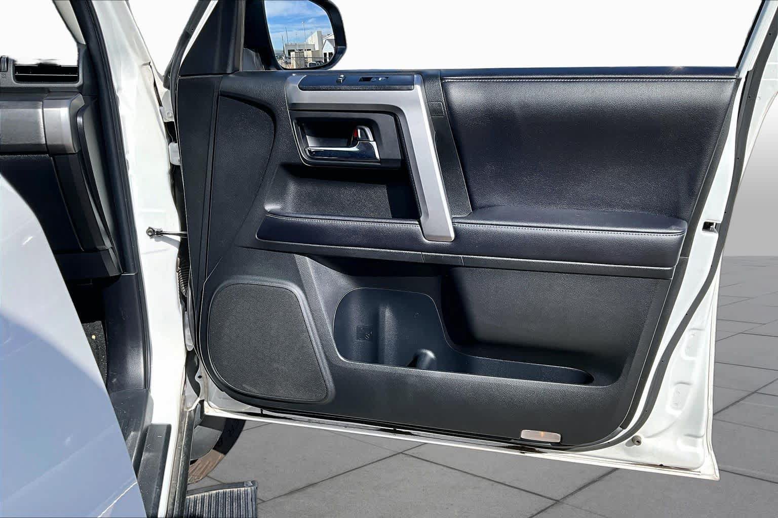Used 2018 Toyota 4Runner SR5 AWD/4WD image 25