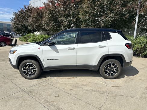 Used 2025 Jeep Compass Trailhawk AWD/4WD image 9