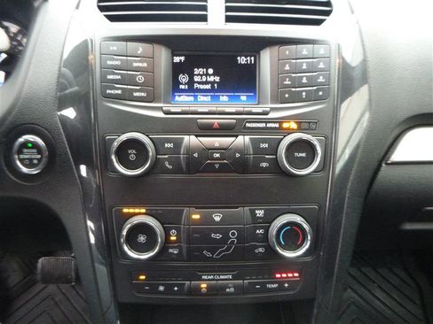 Used 2018 Ford Explorer XLT image 15