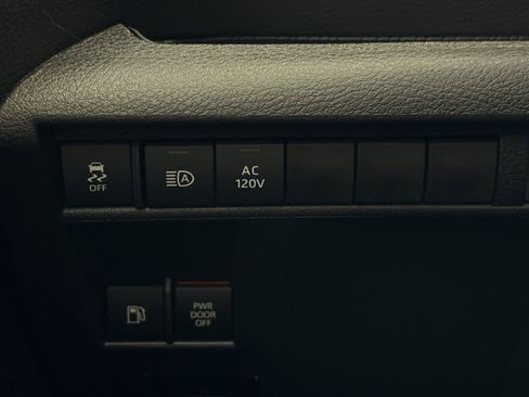 Certified 2025 Toyota Sienna XSE image 35