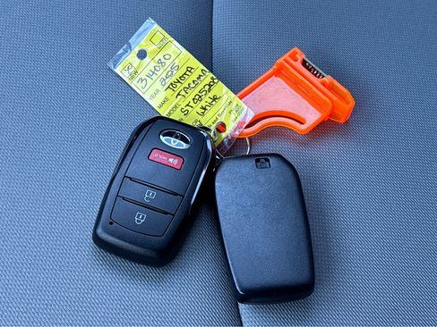 Used 2025 Toyota Tacoma SR5 image 33