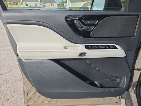 New 2026 Lincoln Aviator AWD image 14