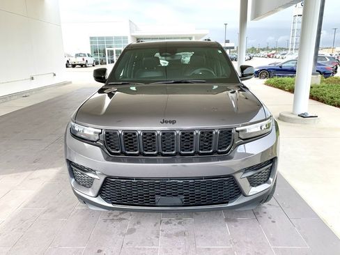 Used 2023 Jeep Grand Cherokee Altitude image 2
