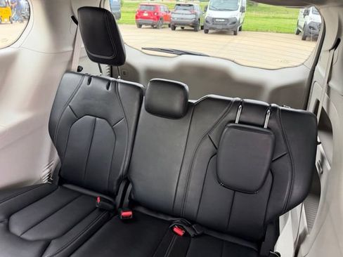 Used 2024 Chrysler Pacifica Touring-L FWD image 11