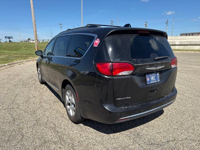 Used 2017 Chrysler Pacifica Touring-L w/ Tire & Wheel Group FWD image 5