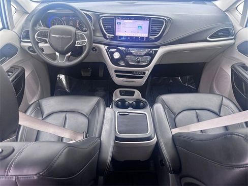 Used 2023 Chrysler Pacifica Touring-L image 25