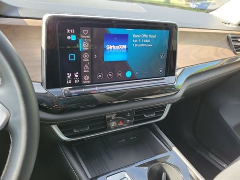 Used 2025 Volkswagen Atlas SE AWD/4WD image 15
