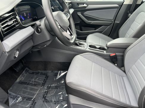 Used 2025 Volkswagen Jetta SE image 12