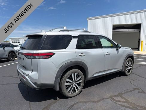 Used 2023 Nissan Pathfinder Platinum w/ Black Appearance Package AWD/4WD image 5