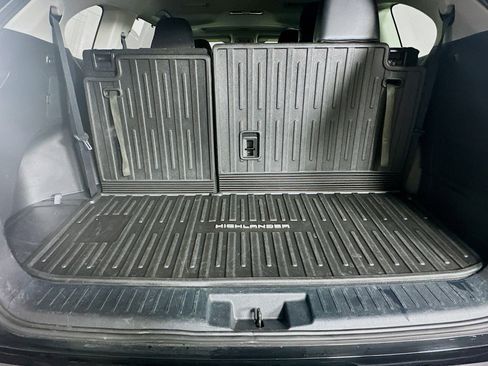 Used 2022 Toyota Highlander XLE FWD image 29