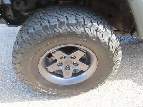 Used 2015 Jeep Wrangler Unlimited Rubicon w/ Connectivity Group AWD/4WD image 18