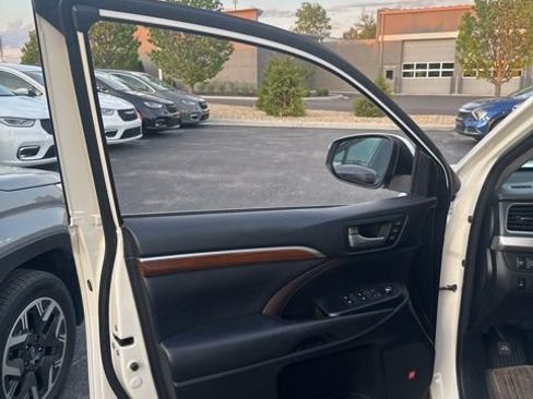 Used 2018 Toyota Highlander Limited image 11