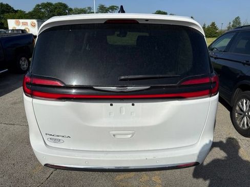 Used 2023 Chrysler Pacifica Touring-L FWD image 5