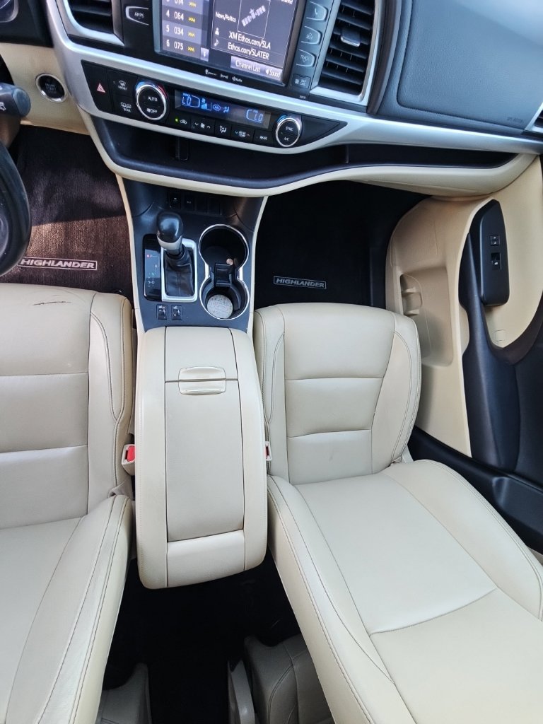 Used 2017 Toyota Highlander XLE FWD image 31