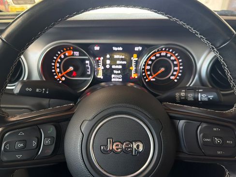 Used 2016 Jeep Wrangler Unlimited Sahara w/ Connectivity Group AWD/4WD image 23