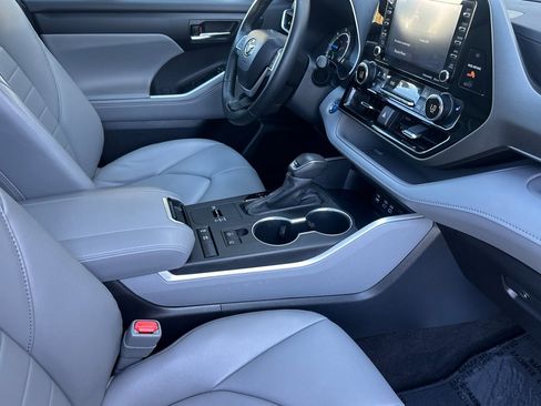 Certified 2022 Toyota Highlander XLE image 16