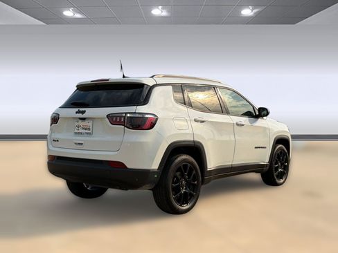 Used 2026 Jeep Compass Latitude AWD/4WD image 9