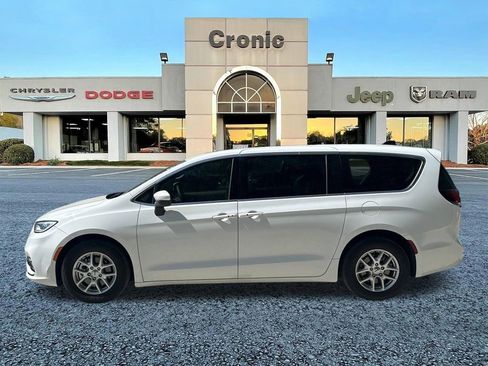 Used 2023 Chrysler Pacifica Touring-L image 6