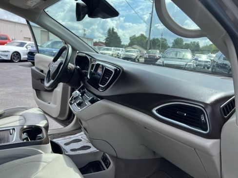 Used 2017 Chrysler Pacifica Touring-L Plus w/ Advanced Safetytec Group image 40