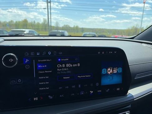 Used 2025 Chevrolet Traverse LT AWD/4WD image 14