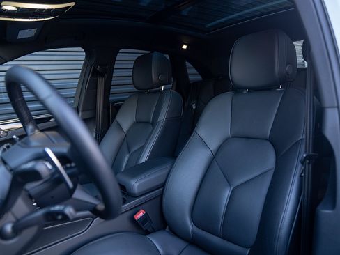 Certified 2025 Porsche Macan image 5