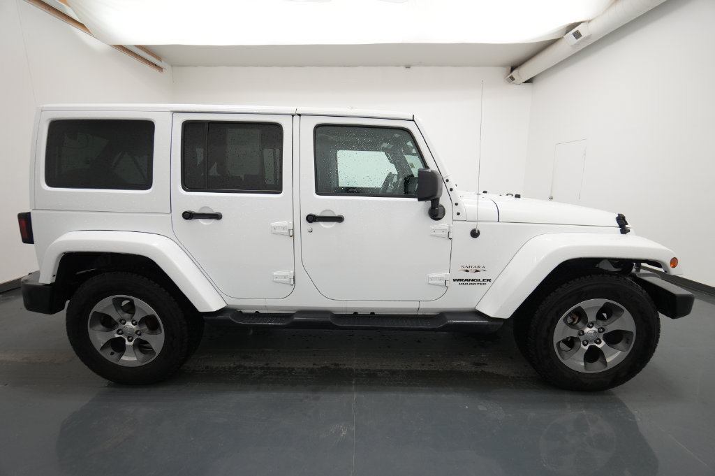 Used 2017 Jeep Wrangler Unlimited Sahara w/ Connectivity Group AWD/4WD image 10