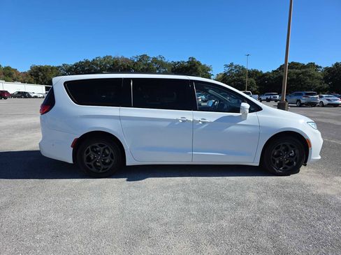 Used 2021 Chrysler Pacifica Limited w/ Uconnect Theater Family Group image 10