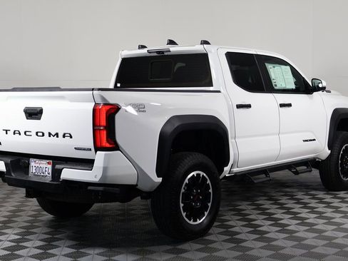 Used 2025 Toyota Tacoma TRD Off-Road image 4