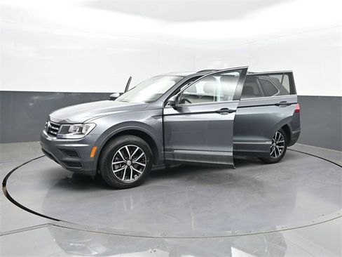 Used 2021 Volkswagen Tiguan SE image 31