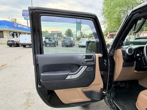 Used 2013 Jeep Wrangler Unlimited Sahara w/ Connectivity Group AWD/4WD image 11