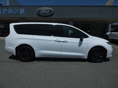 Used 2024 Chrysler Pacifica Limited FWD image 2
