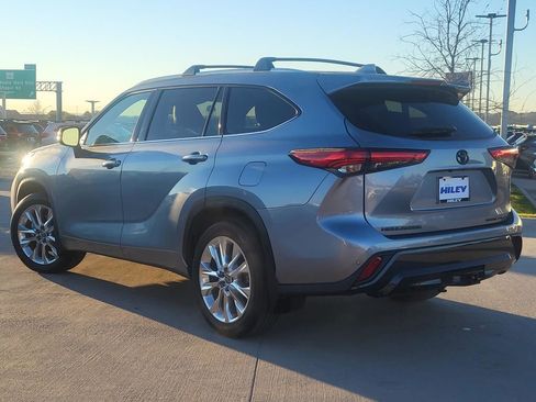 Used 2021 Toyota Highlander Limited image 3