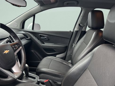 Used 2020 Chevrolet Trax LT w/ LT Convenience Package image 11