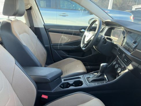 Used 2021 Volkswagen Jetta SEL Premium image 2