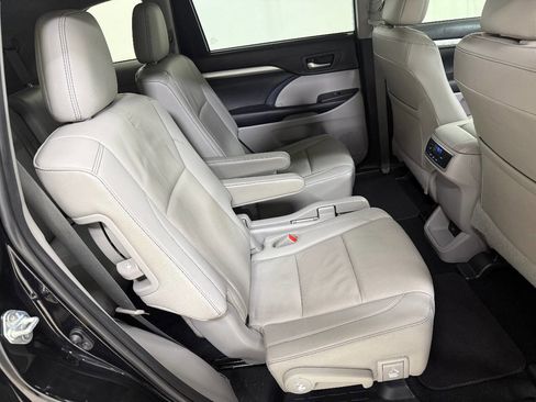 Used 2019 Toyota Highlander XLE AWD/4WD image 37