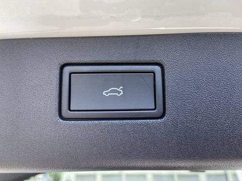Used 2025 Volkswagen Tiguan SE AWD/4WD image 30