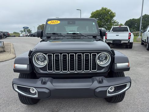 Used 2025 Jeep Wrangler Unlimited Sahara AWD/4WD image 2