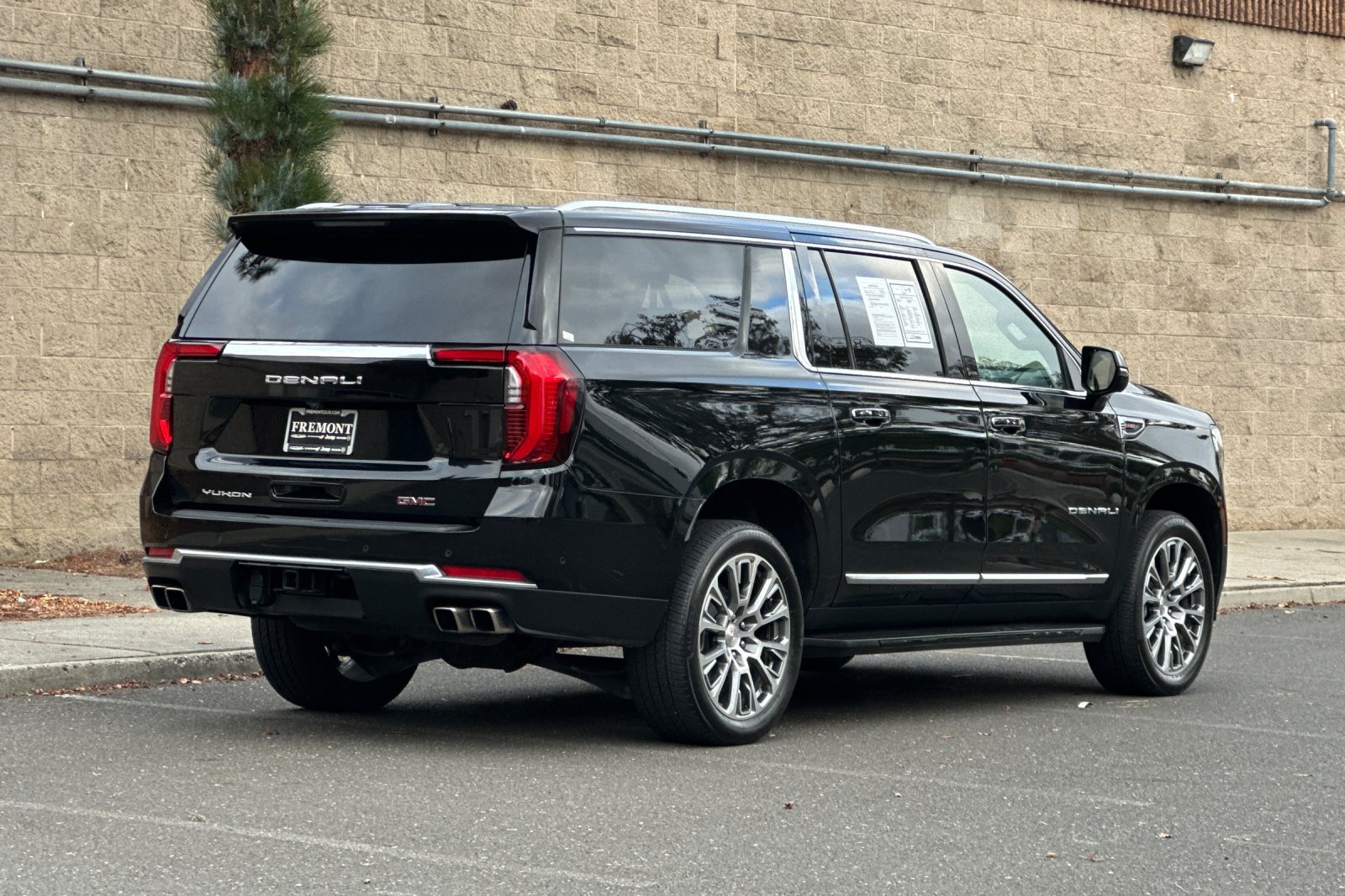 Used 2025 GMC Yukon XL Denali AWD/4WD image 3