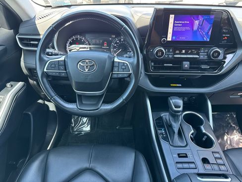 Used 2023 Toyota Highlander XLE AWD/4WD image 23
