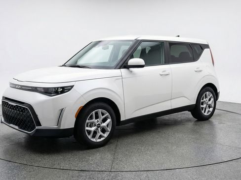 Used 2025 Kia Soul LX w/ LX Technology Package image 3