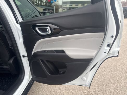 Used 2025 Jeep Compass Limited image 26