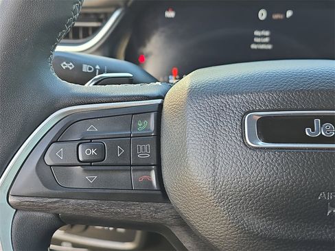 Used 2024 Jeep Grand Cherokee Limited w/ Black Appearance Package image 17