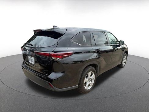 Used 2025 Toyota Highlander LE FWD image 4