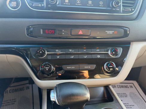 Used 2017 Kia Sedona LX w/ LX Essentials Premium Package FWD image 17