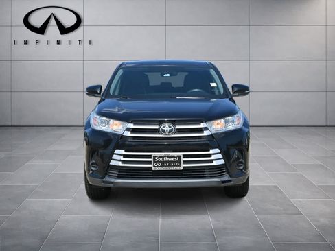 Used 2019 Toyota Highlander LE FWD image 2