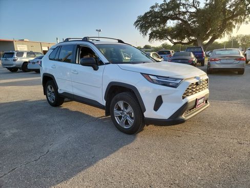Used 2023 Toyota RAV4 LE AWD/4WD image 3