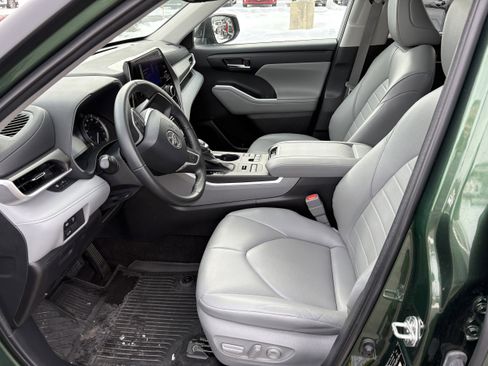 Certified 2023 Toyota Highlander XLE image 3