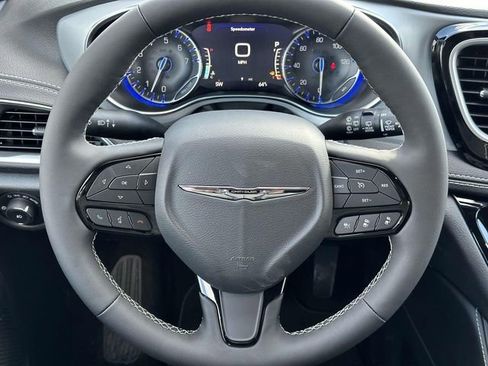New 2025 Chrysler Pacifica Limited w/ Uconnect Theater Family Group image 8
