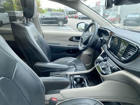 Used 2022 Chrysler Pacifica Limited w/ Uconnect Theater Family Group AWD/4WD image 4